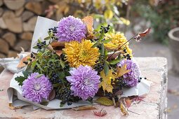 Herbststrauss aus Chrysanthemum (Herbstchrysanthemen) und Ligustrum