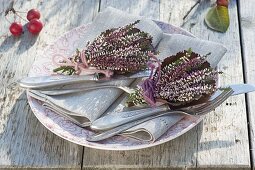 Kleine Straeusschen aus Calluna vulgaris (Knospenbluehender Besenheide)