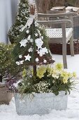 Weihnachtsbaum aus umgedrehtem Korb auf Stab, dekoriert mit Pinus