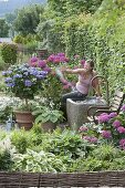 Halbschatten-Terrasse mit Hortensien und Brunnen