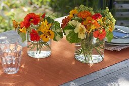 Kleine Sträusschen mit essbaren Blüten