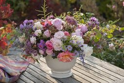 Herbstlicher Strauss aus Rosa (Rosen, Hagebutten), Aster (Herbstastern)