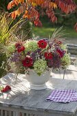 Frueherbststrauss: Blüten von Hydrangea 'Annabelle' (Hortensien), Zinnia