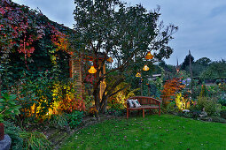Herbstabend im Garten mit Lampions
