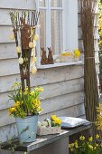 Lebendiges Weiden-Flechtwerk als Osterdeko auf der Terrasse