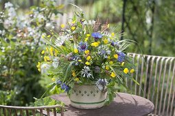 Wiesenstrauss mit Ranunculus (Hahnenfuss, Butterblumen), Centaurea