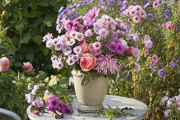 Herbststrauss aus Aster (Herbstastern), Rosa (Rosen), Dahlia (Dahlien)