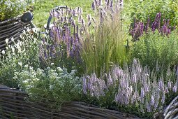 Sommerbeet mit Einfassung aus Haselruten - Geflecht