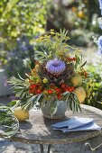 Ungewöhnliches Gesteck mit Artischocken-Blüte (Cynara scolymus)