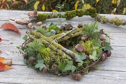 Floristische Dekorationen mit Fundstuecken aus dem Herbstwald