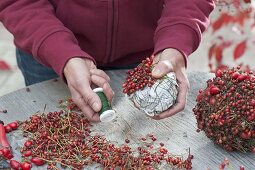 Floristische Dekorationen mit Fundstücken aus dem Herbstwald