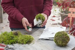 Floristische Dekorationen mit Fundstücken aus dem Herbstwald