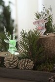 Weihnachtliche Wald-Dekoration mit farbigen LED-Leuchthirschen