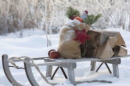 Nikolaus - Schlitten mit Brennholz und Rupfensack , gefüllt