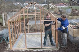 Gewächshaus aufbauen und einrichten