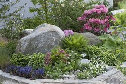 Vorgarten mit Stauden und Natursteinen