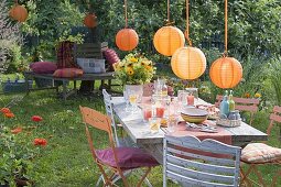 Gartenparty mit orangen Lampions als Deko