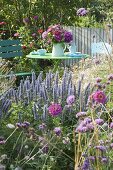 Blau - violettes Beet und Sitzplatz im Naturgarten