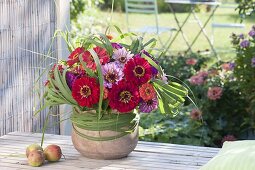 Spaetsommerstrauss aus Zinnia (Zinnien) und Miscanthus (Chinaschilf)