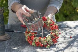 Kranz aus Vogelbeeren, Zieraepfeln und Fetthenne