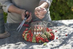 Kranz aus Vogelbeeren, Zieraepfeln und Fetthenne