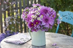 Herbstlicher Strauss aus Dahlia (Dahlien), Aster (Herbstastern)