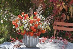 Herbststrauss mit Physalis (Lampions), Aster (Herbstastern), Miscanthus