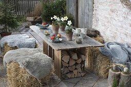 Ländliche Winter-Terrasse mit Strohballen