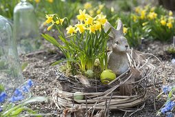 Osternest aus Gräsern, Zweigen und Moos im Garten