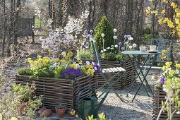 Gravel terrassse with raised beds made of hazelnut rods