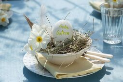 Weiße Oster - Tischdeko auf der Terrasse