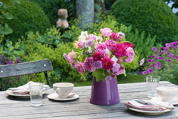 Strauss aus Rosa (Rosen), Scabiosa (Witwenblumen), Campanula