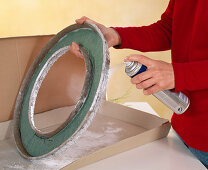 Christmas table wreath: Spray the plug-in ring with silver