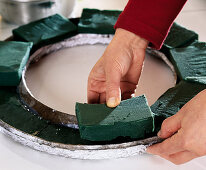 Christmas table wreath: Step 3: Place moss blocks in the plug-in ring
