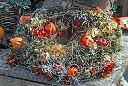 Wreath made of clay pots: 5/5