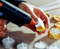 Decorate tea lights: Glue on orange slices