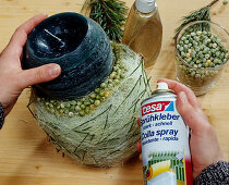 Advent arrangement, 5th step. Finally, fix the peel peas with spray glue.