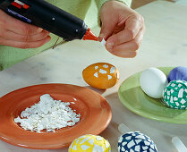 Easter eggs in mosaic pattern – glue egg shells on the painted eggs