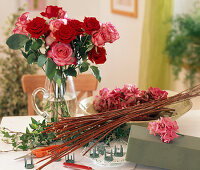 Inserting rose fans; material: bowl, cut roses, ivy tendrils, plug-in sponge