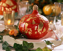 Decorate pumpkin with gold leaf for table decoration (4/4)