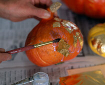 Decorate pumpkin with gold leaf for table decoration (2/4)