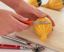 Make your own tea light holders from ornamental pumpkin (1/3). Cut open a cucurbita (pumpkin)