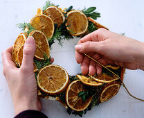 Orangenscheiben-Kranz (3/4). Fertig mit Citrus (Orangenscheiben) beklebter Kranz