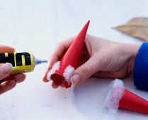 Walnussnikolaus (3/6). Dekowatte an roter Papiermütze ankleben