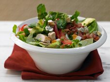 Rohkost-Avocado-Salat mit Hähnchenfilet, Bacon und würzigem Käse