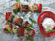 Kebab-Spiesse mit Lamm, Kalb und Paprika, dazu Knoblauchsauce
