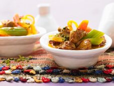 Hähnchen-Tajine mit Stangensellerie, Safran und Pistazien