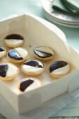 Neenish Tarts: Gefüllte Minitartes mit Zucker- und Schokoladenglasur