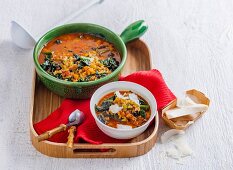 Bolognese-Suppe mit Risoni, Palmkohl und Ziegenkäse