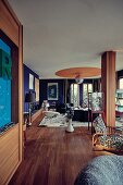 Extravagantes Wohnzimmer mit violetter Wand und Designermöbeln